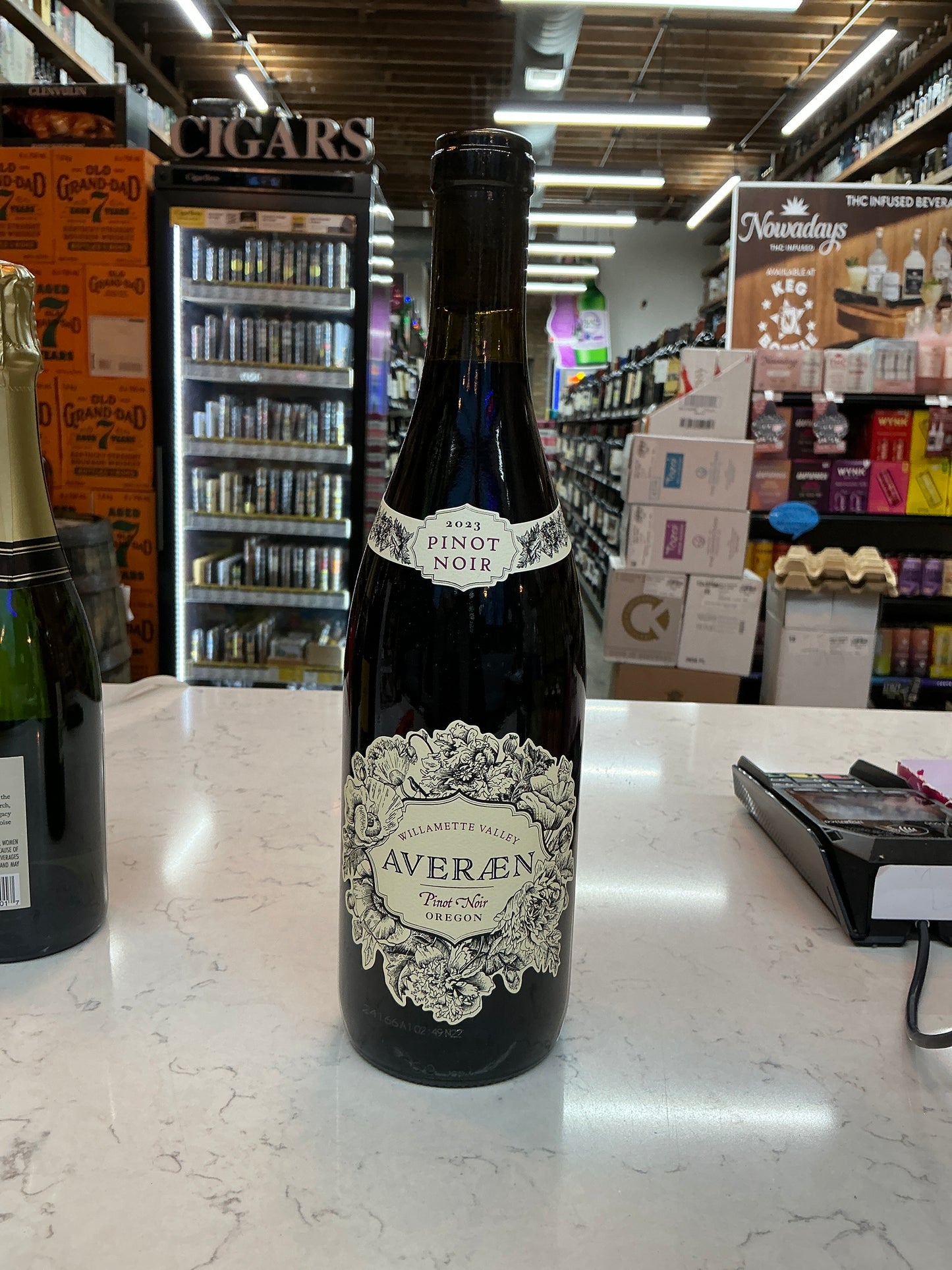 Averaen Oregon Pinot Noir (750mL)
