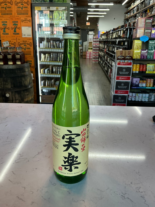 Jitsuraku Junmai Sake (720mL)